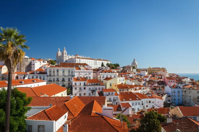 Are There Any Clothing Rules to Follow at Parks and Monuments in Lisbon?