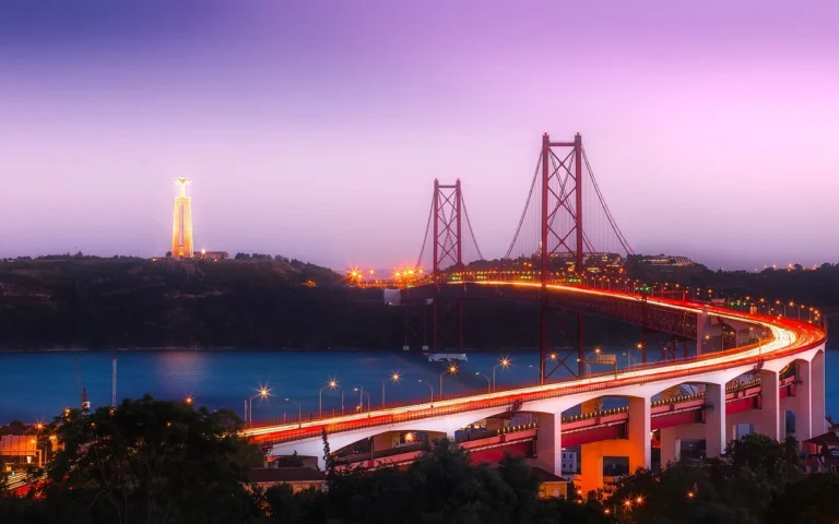 What Are the Opening Hours of the Parks and Monuments in Lisbon?